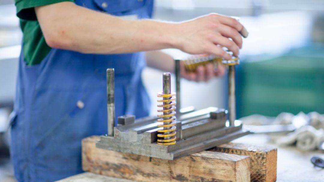 Werkzeugmechaniker bei der Arbeit